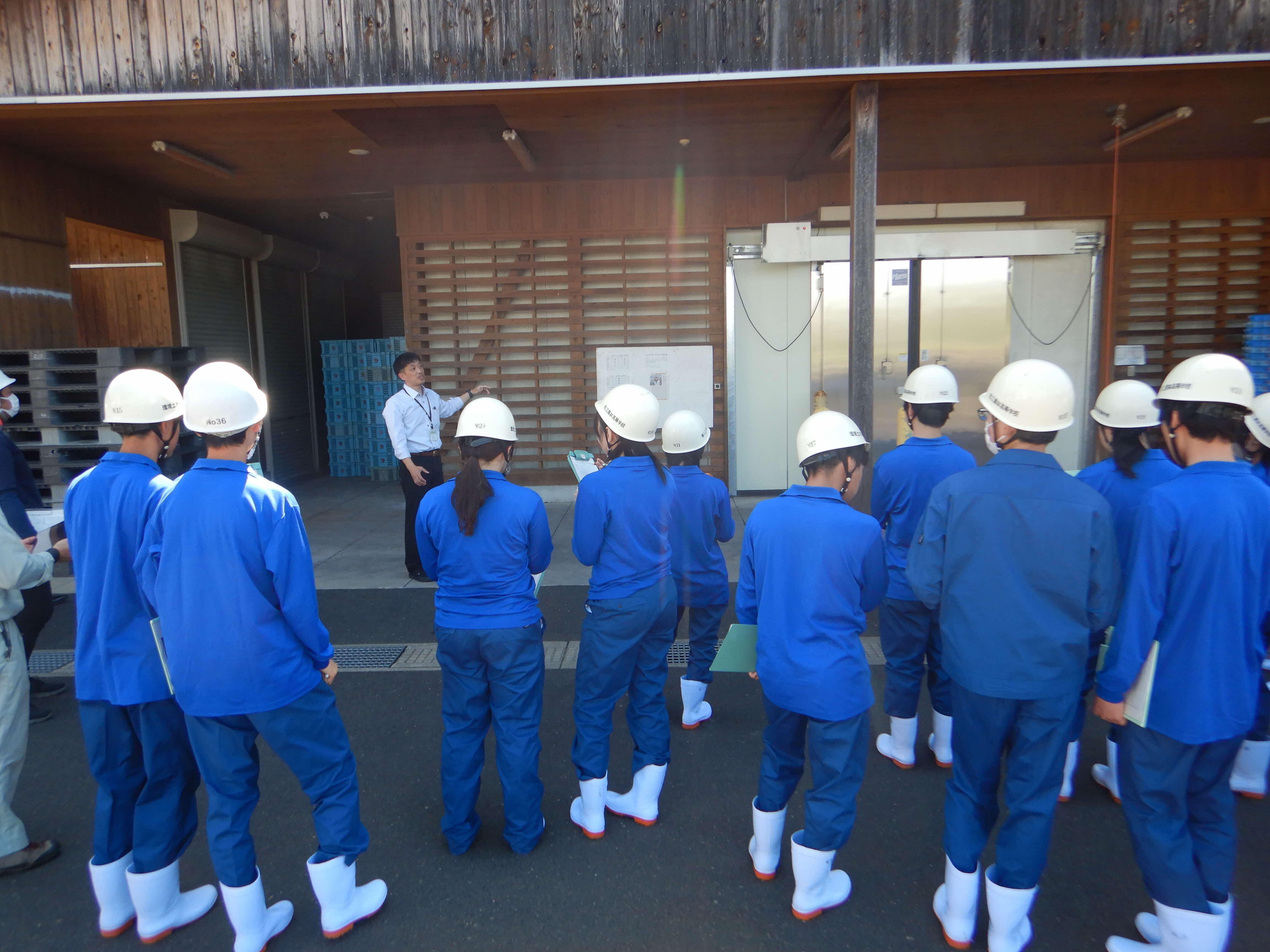 工場内の施設を見学する様子