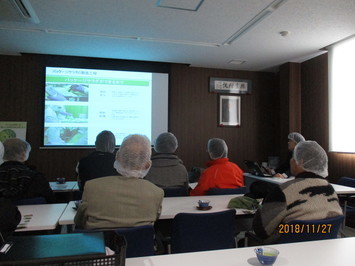 （株）サラダクラブの理念・商品管理状況を聞く生産者の様子