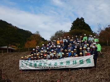 植樹作業後に集合写真をとりました