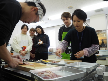 鮒刺しをつくる参加者の様子