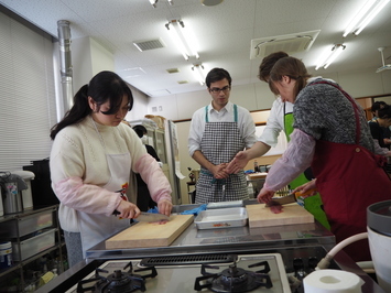 お互いにアドバイスしながら作業するみなさんの様子