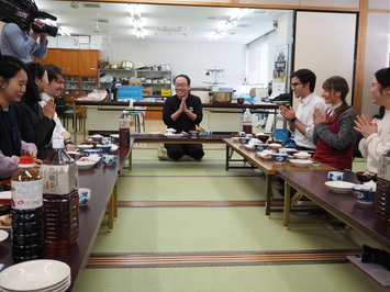 みなさんで作った寒鮒料理食事会の様子