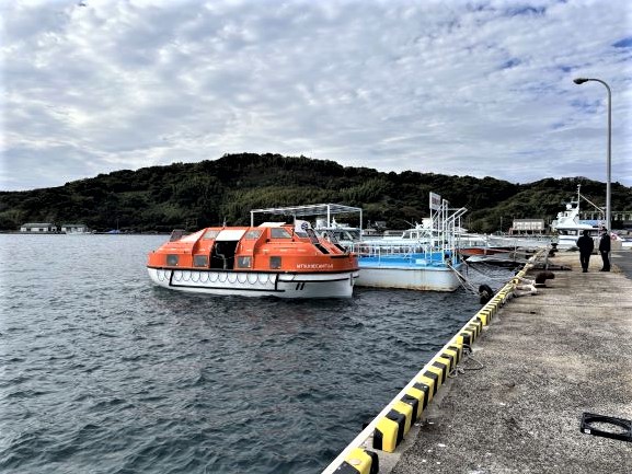救命ボートで浦郷漁港を行き来1