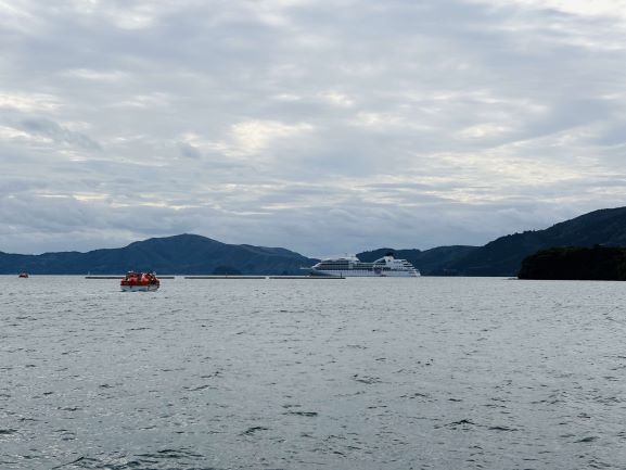 救命ボートで浦郷漁港を行き来3