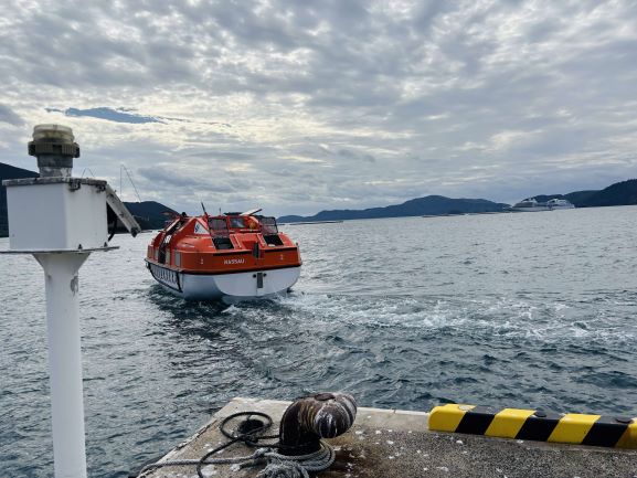 救命ボートで浦郷漁港を行き来2