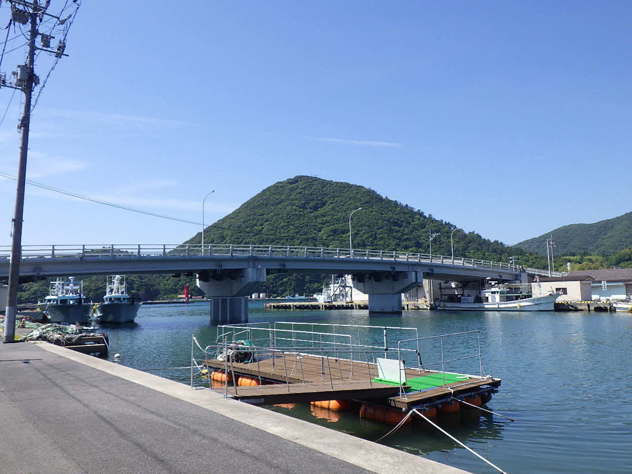 港橋上流側と愛宕山