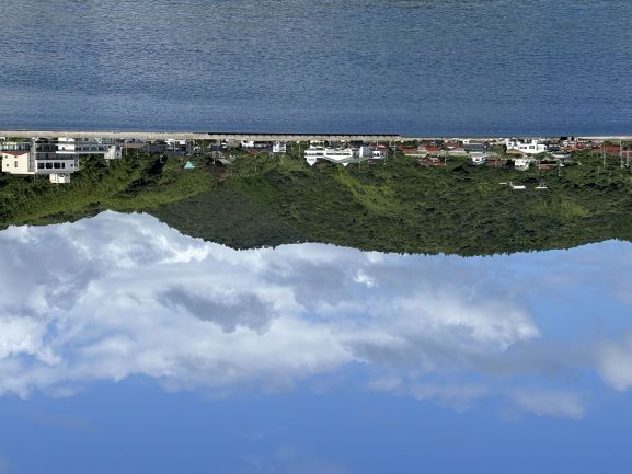 知夫漁港と大峯山