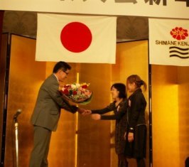 県人会から花束贈呈