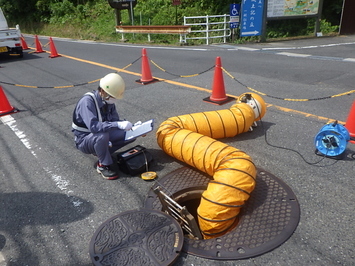 マンホール内の状況確認