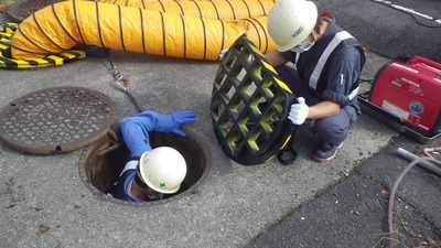 マンホール内へ