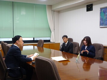 知事表敬の様子