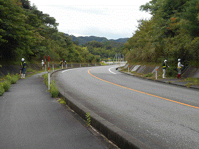 道路法面の草刈り作業の様子