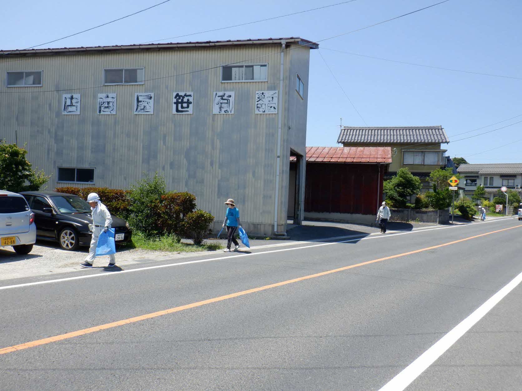 道路沿いのごみ拾いの様子