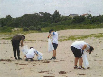 海岸のごみを拾う様子