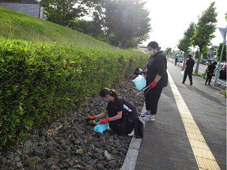 道路沿いのごみ拾いの様子