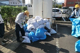 作業後に積み上げられたゴミ袋の山