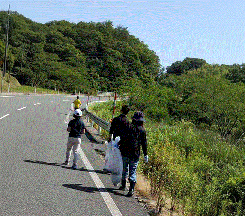 山興緑化ごみ拾いの様子
