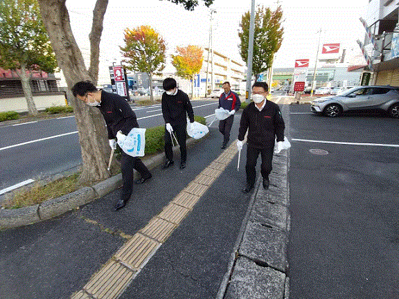 道路沿いのごみ拾いの様子