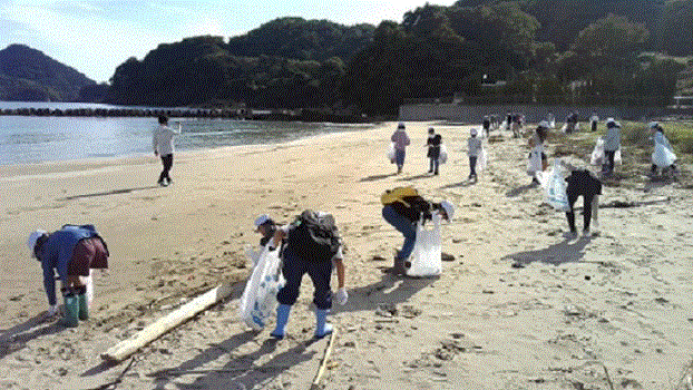 海岸のごみ拾いの様子