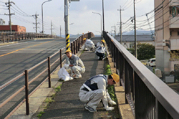 跨線橋歩道のごみ拾いの様子