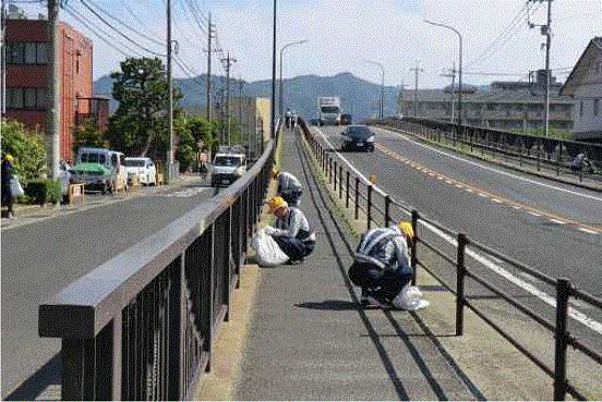 歩道のごみ拾いの様子