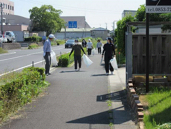 道路沿いのごみ拾いの様子