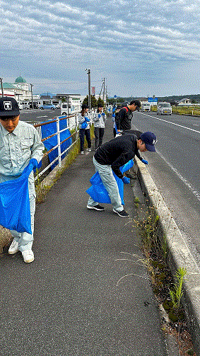 歩道脇のごみ拾いの様子