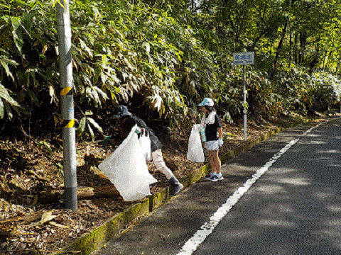 道路沿いのごみ拾いの様子