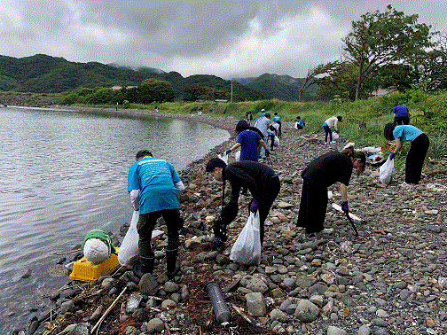 海岸でのごみ拾いの様子