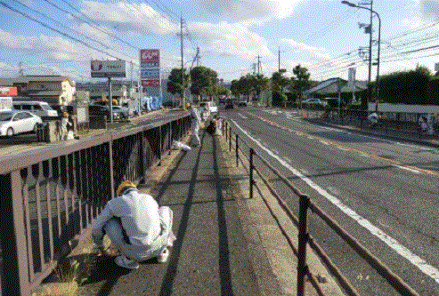 跨線橋歩道の除草作業の様子