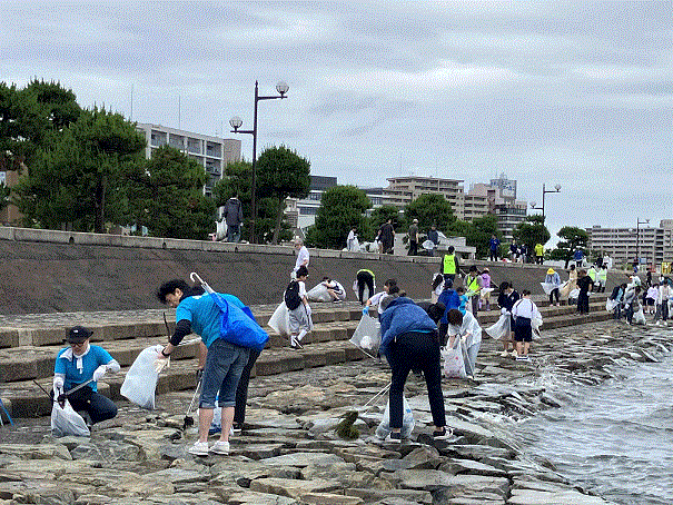 湖岸でのごみ拾いの様子