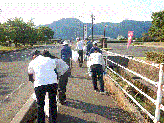 道路沿いのごみ拾いの様子