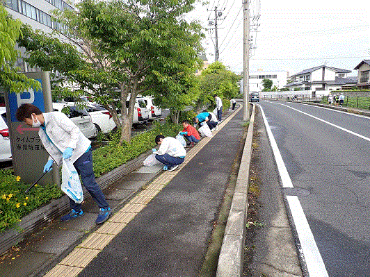 歩道のごみ拾いの様子