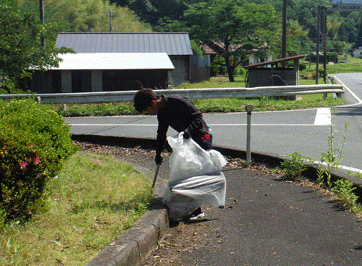 道路沿いのごみ拾いの様子