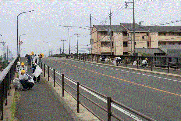 跨線橋歩道のごみ拾いの様子