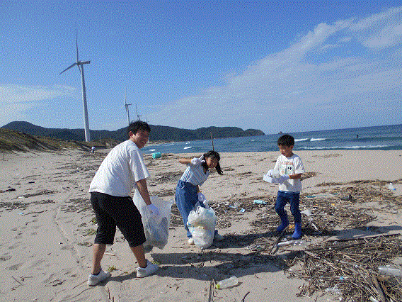 海岸でのごみ拾いの様子