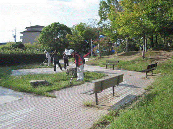公園の草刈りの様子