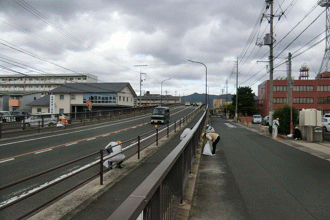 道路沿いでのごみ拾いの様子