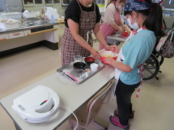 材料を混ぜる生徒