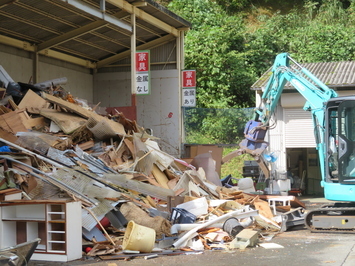 山積みになった粗大ごみ