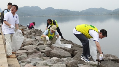 両県知事の清掃風景写真