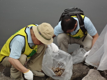 溝口島根県知事の清掃風景写真