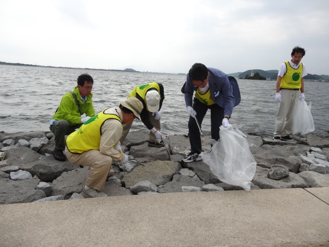 溝口知事、平井知事、近藤市長が一緒に清掃活動を行っている様子