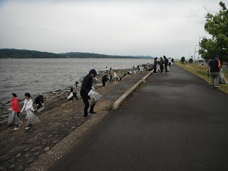 一斉清掃参加者の様子の写真です