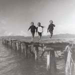 宍道湖で遊ぶ子ども
