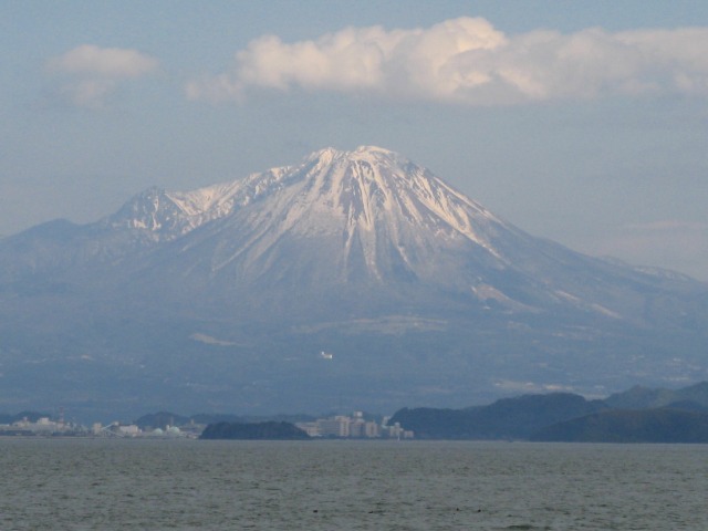 写真（飯梨川河口から望む大山）