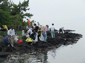 松江市波入港親水公園での清掃風景