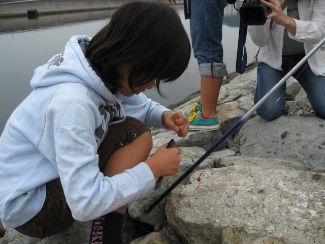 釣った魚をはずす様子