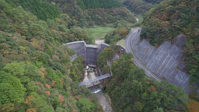 椛谷ダムの空撮動画です（外部サイト）