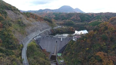 三瓶ダムの空撮動画です（外部サイト）